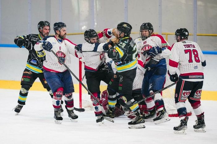 Domenica nuova adrenalina e ultime battaglie per assegnare il titolo di campioni della categoria C del campionato Libertas all'Acinque Ice Arena (foto Michele Del Re - Varese Crazy Bees) Domenica nuova adrenalina e ultime battaglie per assegnare il titolo di campioni della categoria C del campionato Libertas all'Acinque Ice Arena (foto Michele Del Re - Varese Crazy Bees)