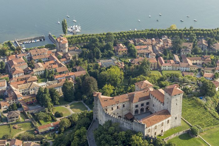 Fuochi d'artificio, la traversata a nuoto del lago, cinema e concerti all'aperto: l'estate di Angera è piena di eventi