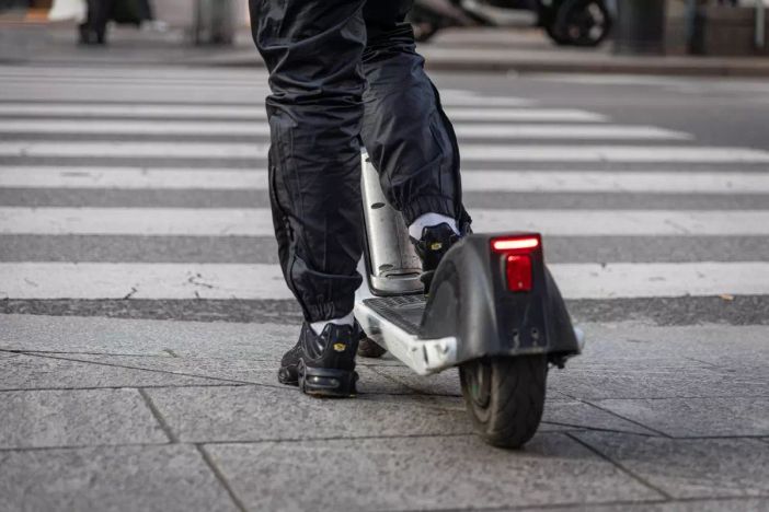 Milano, in due sul monopattino si scontrano con auto: muore ragazzo di 19 anni Milano, in due sul monopattino si scontrano con auto: muore ragazzo di 19 anni