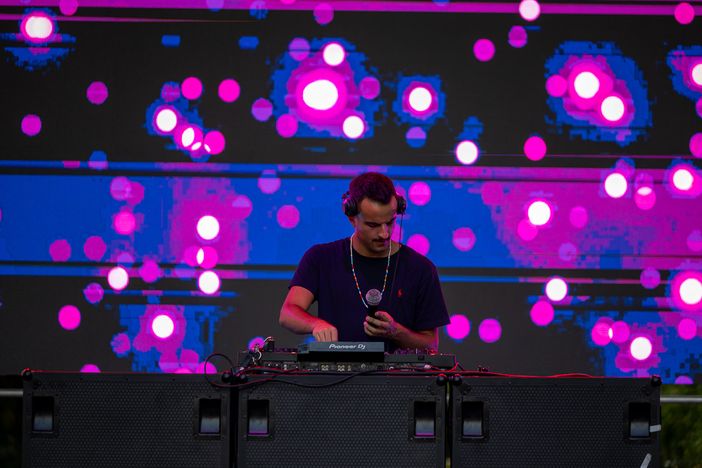 Dj Dos, nome d'arte di Fillippo degli Abbati, ha animato con la sua musica la serata di ieri alla Schiranna