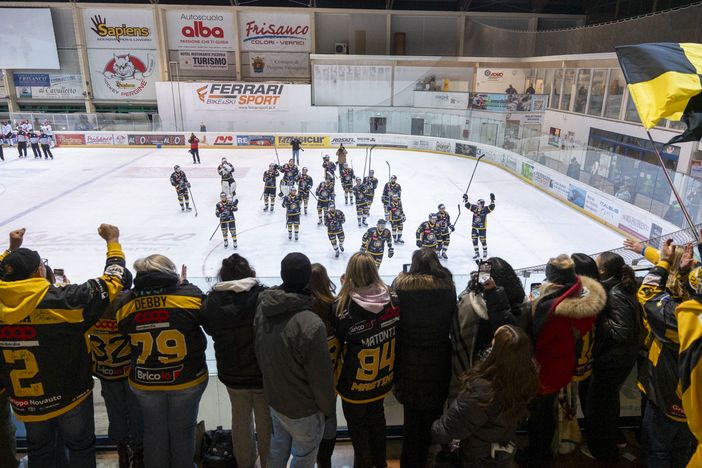 Festa grande a Pergine sotto al popolo giallonero (foto Michele Del Re) Festa grande a Pergine sotto al popolo giallonero (foto Michele Del Re)