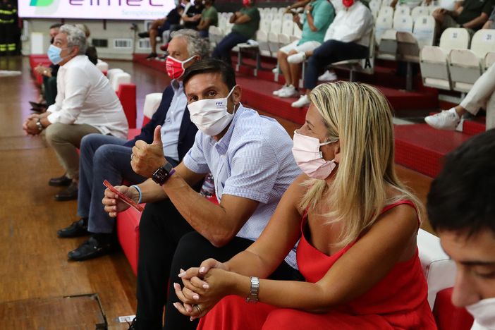 Javier Zanetti sui divanetti dell'Enerxenia Arena applaude, insieme alla moglie Paula, la prova mostruosa dell'amico Luis Scola (foto Alberto Ossola - Pallacanestro Varese)