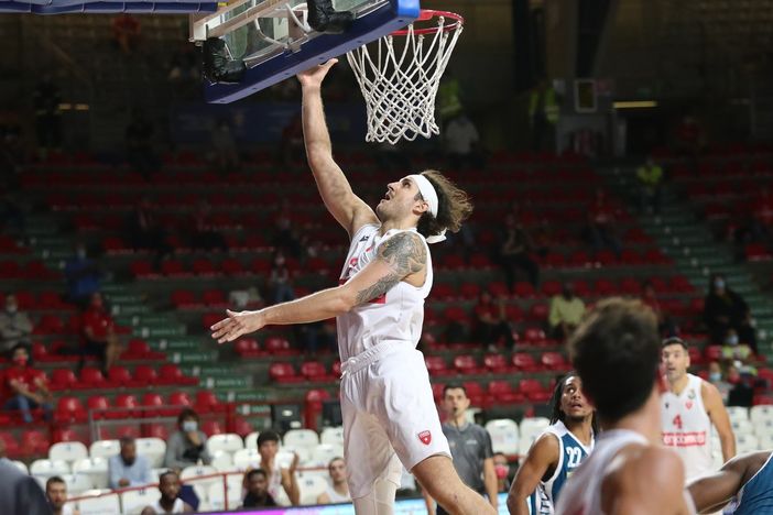 C'è la generosità di De Vico nella vittoria di Varese