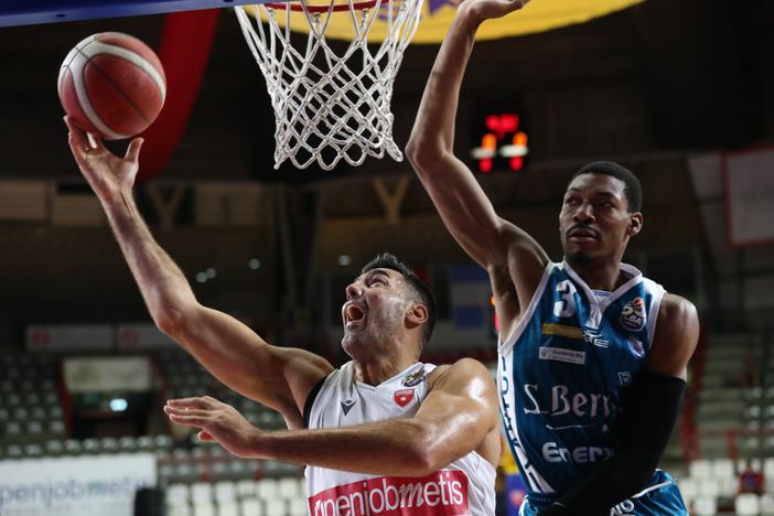 Un gigante sotto ai tabelloni: 26 punti per Luis Scola