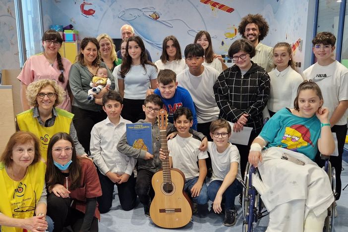 FOTO. Gli studenti delle scuole cantano per la Pediatria al Del Ponte