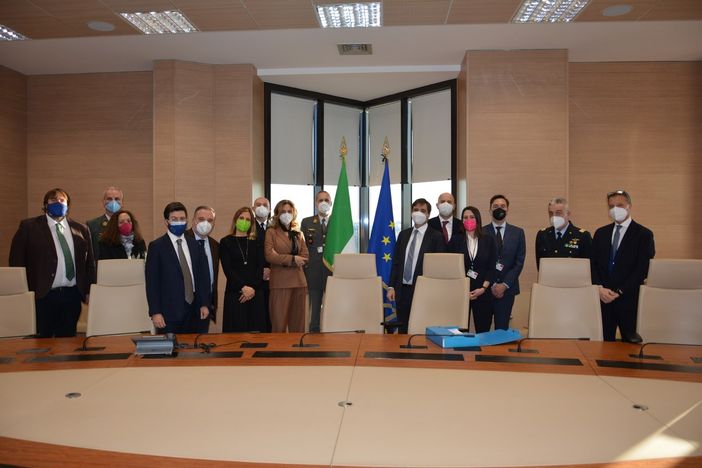 Da sinistra a destra, in firma: Antonio Arlotta (Responsabile 9^ Divisione contratti nazionali ed esteri – DAAA) e Stefano Villanti (SVP Sales – Leonardo Elicotteri)