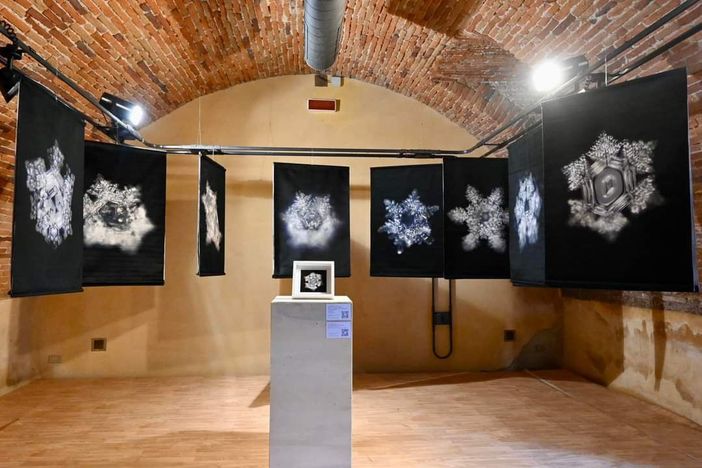 La mostra di Alessandro Puccia dedicata all'acqua ospitata nel palazzo comunale di Besozzo