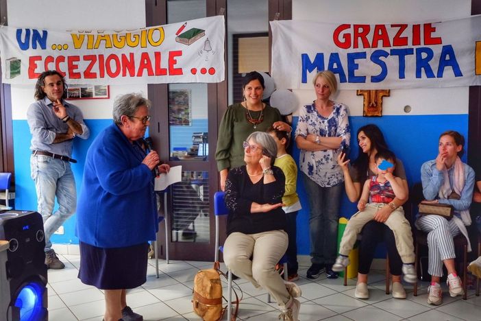 Un momento della festa a sorpresa per la maestra Iole che va in pensione Un momento della festa a sorpresa per la maestra Iole che va in pensione
