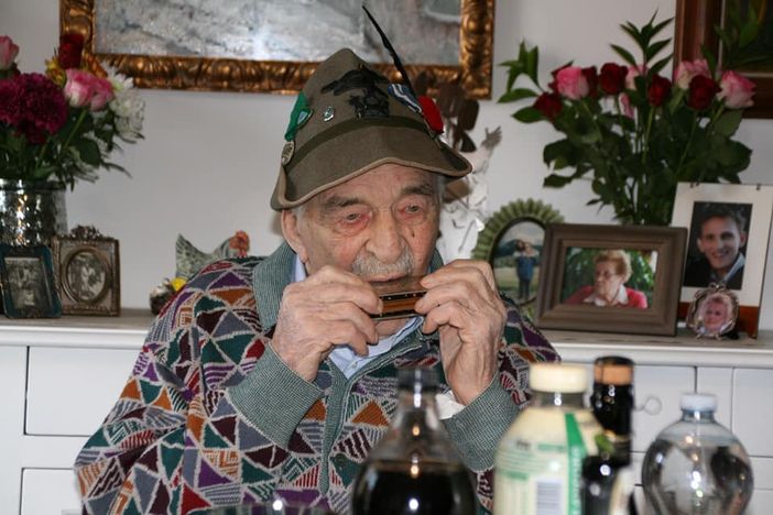 L'alpino Remo Sinigaglia ha compiuto 100 anni (foto da Facebook sezione Ana di Varese)