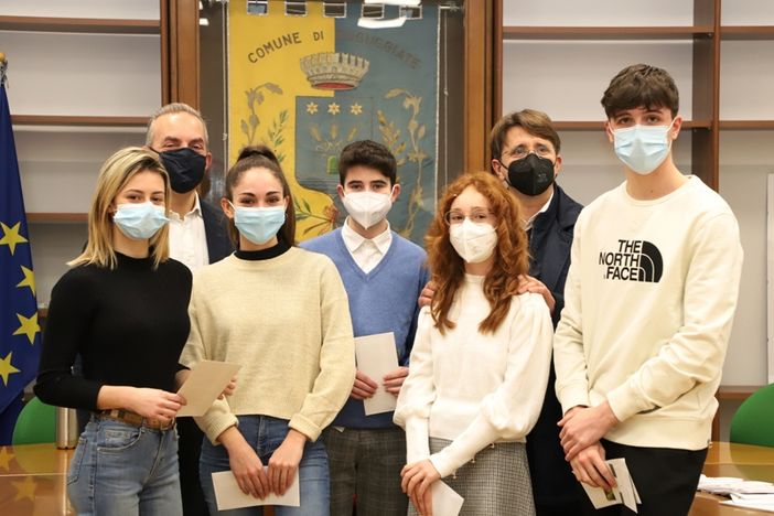 Il sindaco Matteo Sambo con il vice presidente della Bcc di Busto Garolfo e Buguggiate Diego Trogher e i cinque giovani premiati. Il sindaco Matteo Sambo con il vice presidente della Bcc di Busto Garolfo e Buguggiate Diego Trogher e i cinque giovani premiati.