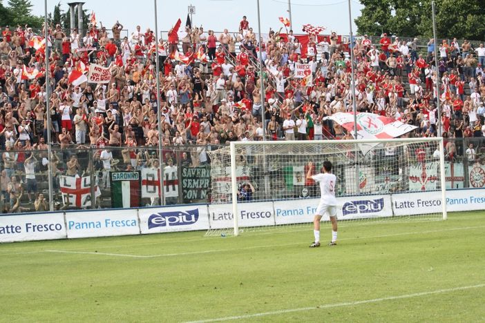 La coppa del Varese promosso in serie B (il rigore di Buzzegoli che è entrato nella storia) torna a casa
