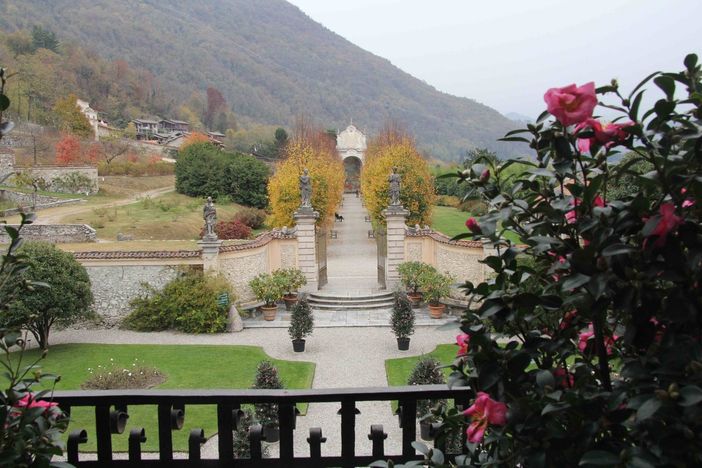 Una giornata delle camelie autunnale tra stand, giardini, tè, mostre e un bicchiere in cantina a Villa Della Porta Bozzolo Una giornata delle camelie autunnale tra stand, giardini, tè, mostre e un bicchiere in cantina a Villa Della Porta Bozzolo
