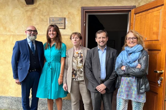 L'assessore regionale Lucchini visita la Casa della Nutrisce di Varese: «In un anno ha dato assistenza e protezione a 363 donne»