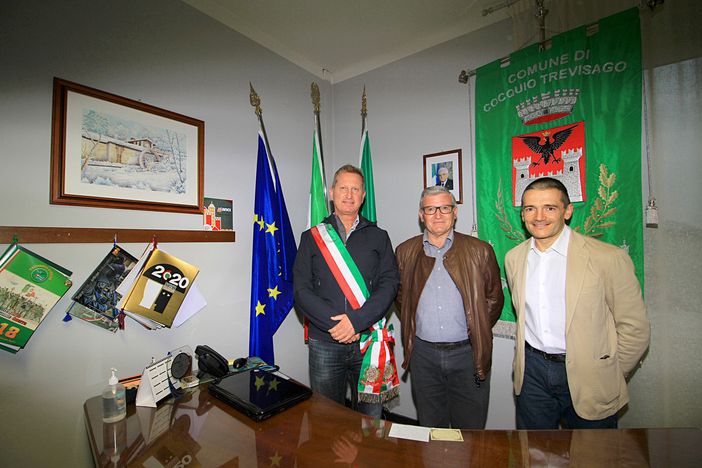Da sinistra Danilo Centrella, sindaco di Cocquio Trevisago, Mario Minervino e l'assessore allo Sport Davide Passeri (foto Ossola) Da sinistra Danilo Centrella, sindaco di Cocquio Trevisago, Mario Minervino e l'assessore allo Sport Davide Passeri (foto Ossola)