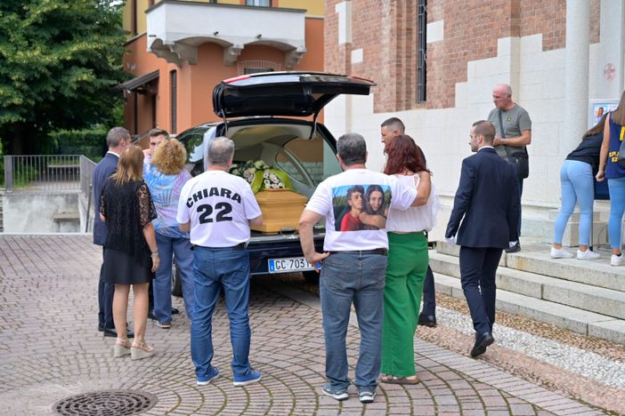 La famiglia di Chiara davanti alla chiesa di Sant'Agostino prima del funerale a Valle Olona (foto Alessandro Galbiati) La famiglia di Chiara davanti alla chiesa di Sant'Agostino prima del funerale a Valle Olona (foto Alessandro Galbiati)