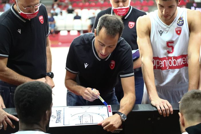 Massimo Bulleri durante uno dei suoi primi timeout all'Enerxenia Arena nella foto di Alberto Ossola - Pallacanestro Varese Massimo Bulleri durante uno dei suoi primi timeout all'Enerxenia Arena nella foto di Alberto Ossola - Pallacanestro Varese