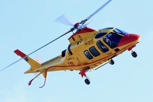 Paura a Mercallo, auto finisce fuori strada e va a sbattere. Due feriti, in azione anche l'elisoccorso