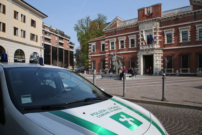 La polizia locale sventa furto di biciclette in via Dandolo e arresta il ladro
