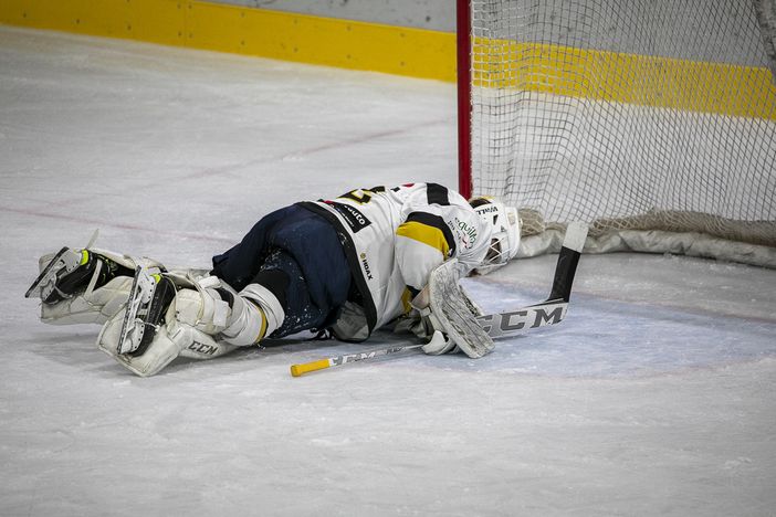 Rocco Perla steso sul ghiaccio: è ora di rialzarsi. Ce ne sono (almeno) altre tre (Photosport & More) Rocco Perla steso sul ghiaccio: è ora di rialzarsi. Ce ne sono (almeno) altre tre (Photosport & More)