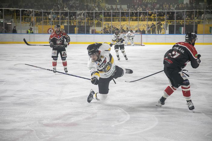 Il volo di Piroso dopo il contrasto con Marko Virtala (Photosport & More) Il volo di Piroso dopo il contrasto con Marko Virtala (Photosport & More)