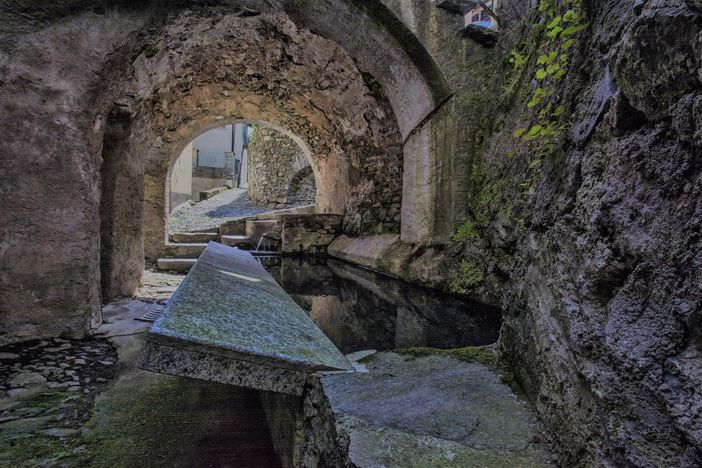 "Gocce d'estate" a Garabiolo di Maccagno con l'installazione di ombrelli bianchi nelle vie del borgo