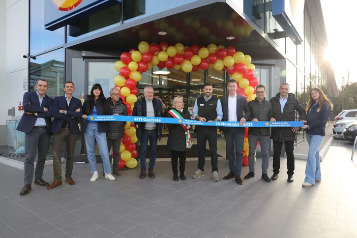 Il taglio del nastro del nuovo supermercato Lidl di Gavirate