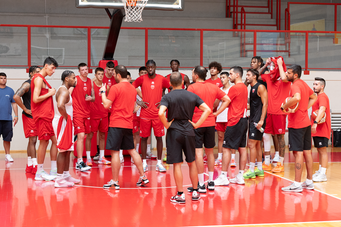 La nuova Pallacanestro Varese agli ordini di coach Tom Bialaszewski (foto Alberto Ossola)