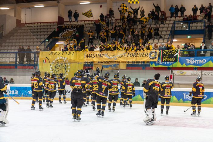 Il saluto della squadra allo straordinario pubblico giallonero arrivato a Pergine la sera di Santo Stefano (Foto Fabrizio Gamberini - PhotoSport &amp; More)