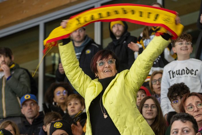 La mitica sciarpa della Kronenbourg: arde la passione giallonera (Photosport &amp; More)