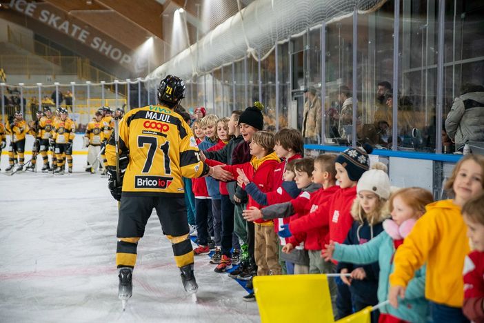 Hector Majul dà il cinque ai giovanissimi del Rugby Varese, ospiti ieri dell'Acinque Ice Arena Hector Majul dà il cinque ai giovanissimi del Rugby Varese, ospiti ieri dell'Acinque Ice Arena