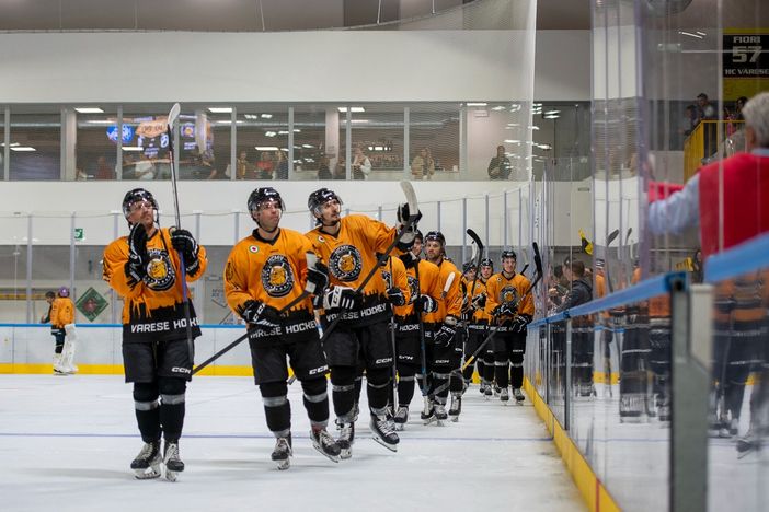 Giro di pista e applausi da seicento spettatori per la seconda amichevole dei Mastini con l'Ascona (Foto Alessandro Umberto Galbiati)