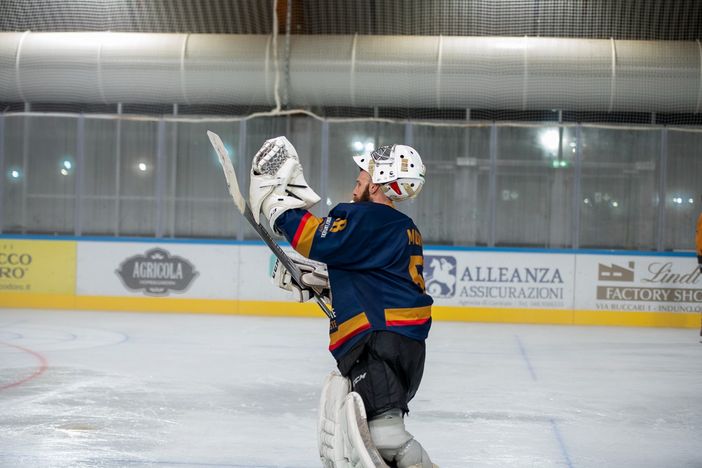 Alessandro Tura, ex amatissimo portiere dei Mastini ora all'Aosta applaudito dalla curva e dai 500 dell'Acinque Ice Arena (foto Alessandro Umberto Galbiati)