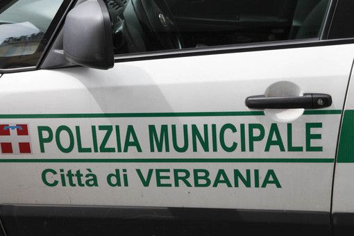 Rompe il vetro di una volante della polizia locale di Verbania e minaccia un agente: arrestato un 52enne Rompe il vetro di una volante della polizia locale di Verbania e minaccia un agente: arrestato un 52enne