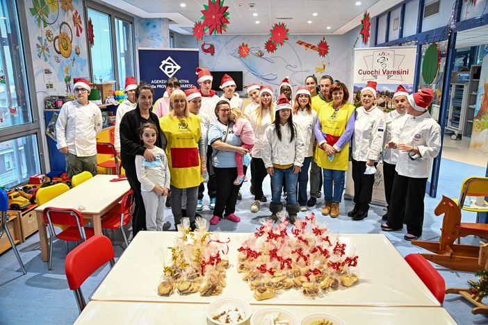 Presepe di pane, panettone gigante e merenda preparata dai ragazzi che vogliono diventare cuochi: i doni buonissimi per la Pediatria del Del Ponte Presepe di pane, panettone gigante e merenda preparata dai ragazzi che vogliono diventare cuochi: i doni buonissimi per la Pediatria del Del Ponte