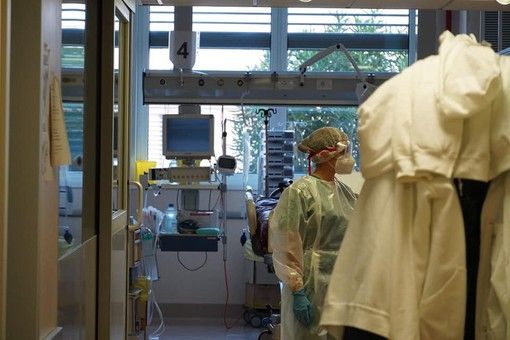 L'APPELLO. «Ai ragazzi dico non uscite di casa, fatelo per gli anziani che non sono ancora stati vergognosamente vaccinati»