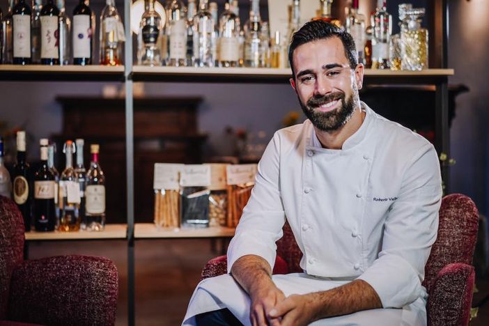 Lo chef Roberto Valbuzzi cucinerà il risotto alla luganega al Falò della Giöbia di Mornago