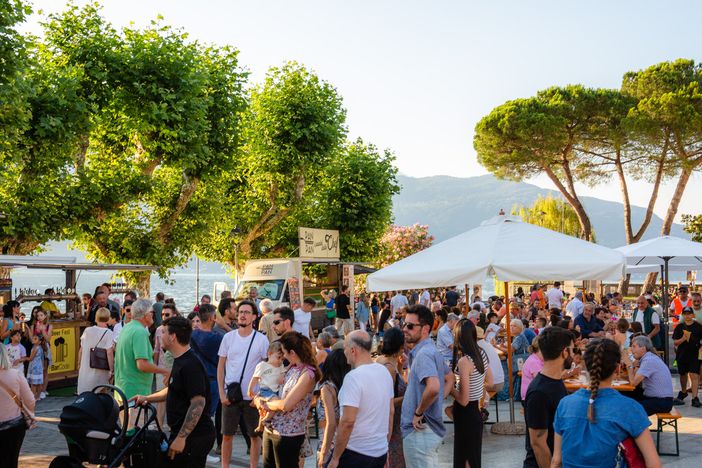 A SPASSO NEL WEEKEND. Tre giorni in paradiso: da Vivilago alla cotechinata e alle costine alla spina, dalla festa di San Pietro Pescatore a quella nel bosco. Ma non mancano Food Truck e una serata dedicata a Lucio Dalla A SPASSO NEL WEEKEND. Tre giorni in paradiso: da Vivilago alla cotechinata e alle costine alla spina, dalla festa di San Pietro Pescatore a quella nel bosco. Ma non mancano Food Truck e una serata dedicata a Lucio Dalla