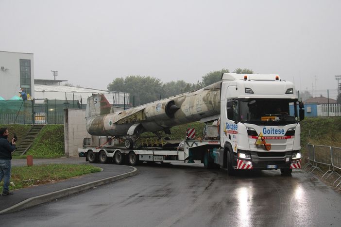 FOTO. Uno storico F-104 Starfighter "atterra" sulle strade di Sesto Calende