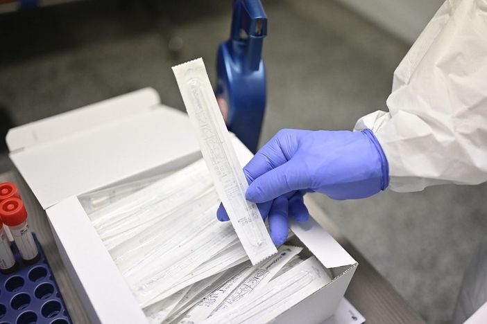 Quarantene e contatti stretti: cosa prevedono le regole in vigore (per ora)