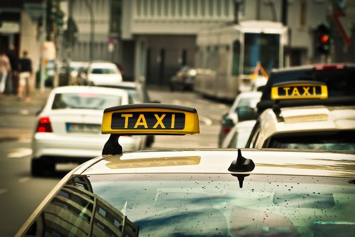 Regione Lombardia contro i taxi abusivi: la campagna parte da Malpensa