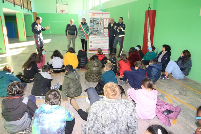 L'iniziativa "Pedala, pedala in sicurezza" di stamattina a Cittiglio (foto Ossola)