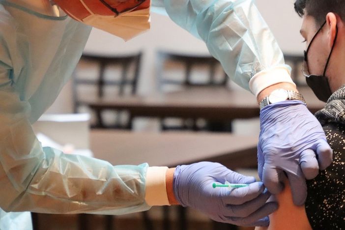 Da oggi in Lombardia è possibile spostare il richiamo del vaccino anti-Covid: ecco come fare
