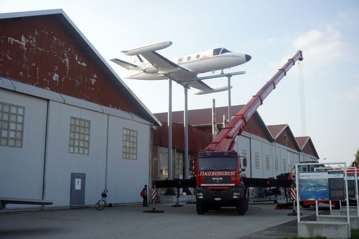 Un aereo PD 808 della Piaggio Aerospace sui tetti di Volandia
