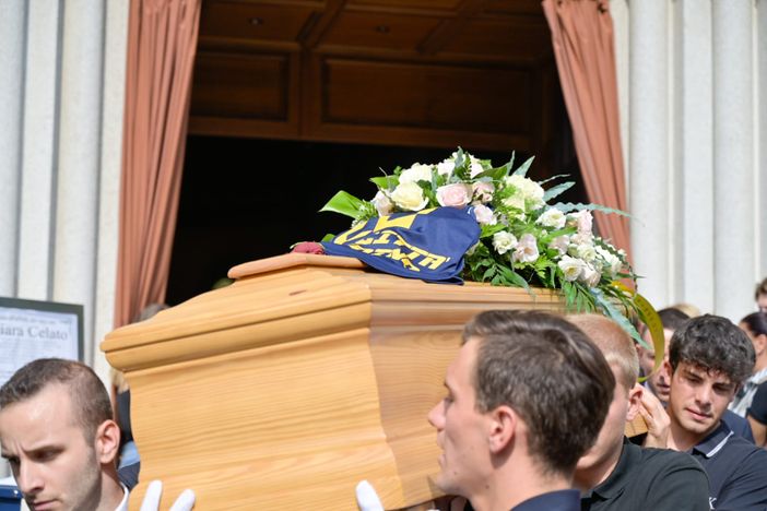 L'uscita dalla chiesa di Valle Olona della bara di Chiara, coperta dai fiori e dalla maglia della sua squadra di pallavolo (Foto di Alessandro Galbiati) L'uscita dalla chiesa di Valle Olona della bara di Chiara, coperta dai fiori e dalla maglia della sua squadra di pallavolo (Foto di Alessandro Galbiati)