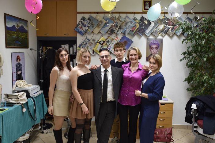 FOTO - Casciago, Emiliano Acconciature compie trent’anni. E festeggia con i clienti diventati amici