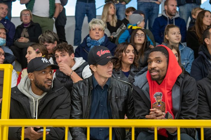 Tra il pubblico del nuovo palaghiaccio ecco anche Markel Brown e Tariq Owens della Pallacanestro Varese. Foto di Alessandro Galbiati Tra il pubblico del nuovo palaghiaccio ecco anche Markel Brown e Tariq Owens della Pallacanestro Varese. Foto di Alessandro Galbiati