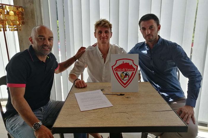 Capelli ha firmato questa mattina: qui è accanto al ds Califano e al consulente di mercato Scandola