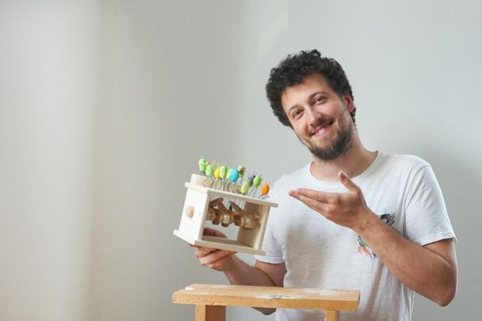 Amedeo Capelli con uno degli automi che crea ogni giorno. In gallery, altri esempi delle sue magiche creazioni