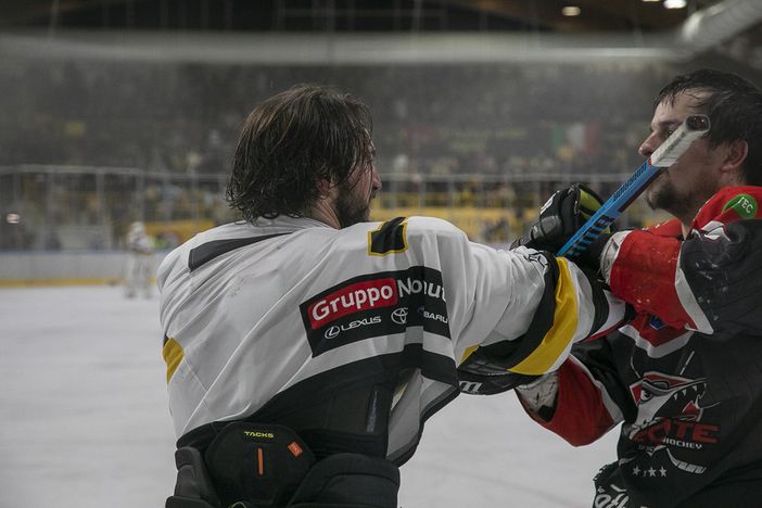 Domani si annuncia un'altra battaglia all'Acinque Ice Arena (Photosport &amp; More)