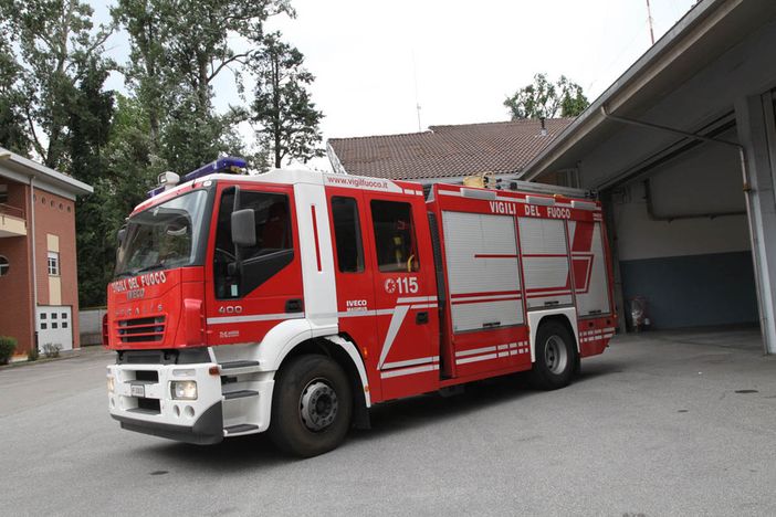 Cade dalla bicicletta in un torrente e dopo un volo di 10 metri riesce ad allertare i soccorsi